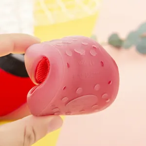 Nahaufnahme der extrem flexiblen weichen Sohle von roten Baby-Socken-Lauflernschuhen für Kinder