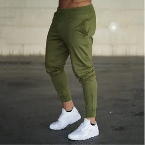 Detailansicht der olivgrünen, schmal geschnittenen Jogginghose mit Kordelzug und Bündchen