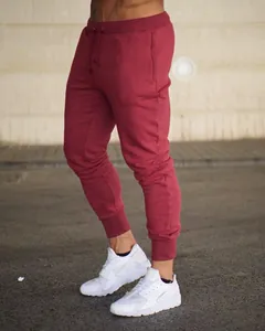 Schmal geschnittene Herren-Jogginghose in Weinrot mit Kordelzug und gerippten Bündchen.