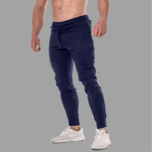 Detailansicht der dunkelblauen Herren-Jogginghose mit Kordelzug und Rippbündchen