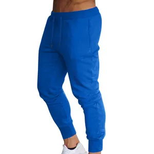 Nahaufnahme der schmal geschnittenen blauen Herren-Jogginghose mit Kordelzug und Bündchen