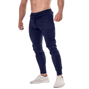 Herren Slim Fit Jogginghose Dunkelblau mit Tunnelzug, präsentiert an einem Model