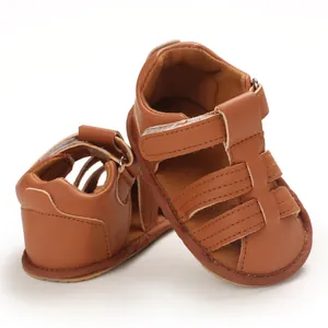Λεπτομερής άποψη από καφέ δερμάτινα βρεφικά πέδιλα με βέλκρο και αντιολισθητική σόλα