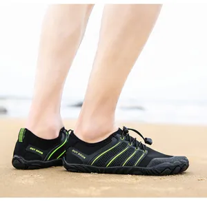 Detailaufnahme von schnelltrocknenden Wasserschuhen am Sandstrand zum Schwimmen und Waten.