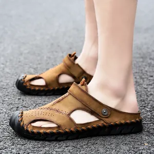 Detailansicht der braunen Leder-Sandalen für Herren mit atmungsaktivem Hohldesign