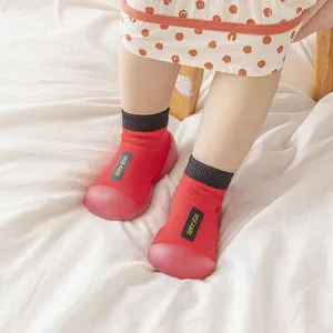Komfortable rot-schwarze Baby-Stricksocken-Schuhe mit rutschfester Gummisohle zum Laufen