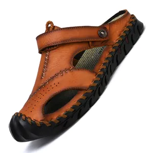 Detailansicht der braunen Leder-Herrensandalen mit handgefertigten Nähten und Schnallen.