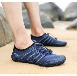 Schnelltrocknende blaue Watschuhe für Wassersport am Sandstrand