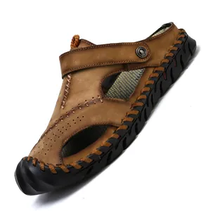 Detailansicht brauner Herren-Strandsandalen aus Leder mit dicken schwarzen Sohlen