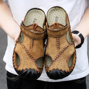 Nahaufnahme von braunen Herren-Sandalen aus Leder mit feinen handgenähten Details