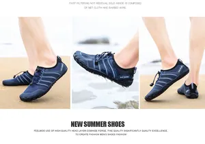 Detailaufnahmen von schnelltrocknenden blauen Wasserschuhen zum Schwimmen am Strand