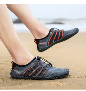Nahaufnahme von schnell trocknenden Wasserschuhen mit elastischen Schnürsenkeln am Strand.