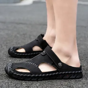 Nahaufnahme von schwarzen Herren-Strandsandalen mit Schnallen und Handnaht-Details