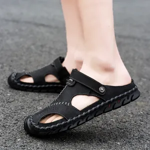 Detailansicht der schwarzen Herren-Sommersandalen mit Schnalle und Handnähten