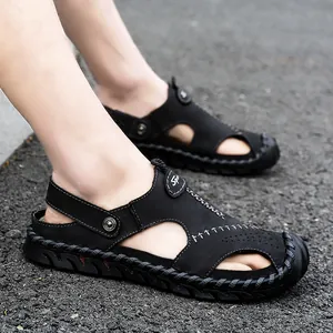 Detailansicht der schwarzen Herren-Outdoor-Strandsandalen mit Schnallenverschluss