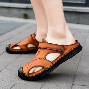 Detailaufnahme von braunen Herren-Ledersandalen mit Schnalle für den sommerlichen Strand