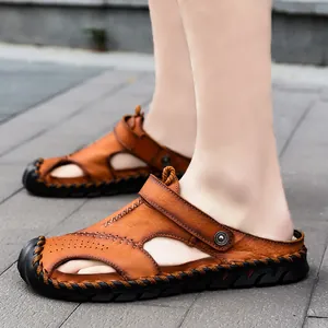 Lässige Herren-Sandalen aus braunem Leder mit Schnalle und atmungsaktivem Hohldesign.