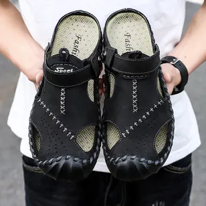 Schwarze Herren-Freizeitsandalen mit Ziernähten und verstellbarem Fersenriemen.