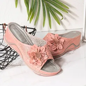 Sandali rosa con zeppa in PU, decorazione floreale e dettagli traforati