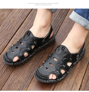 Vue détaillée des sandales en cuir noir pour hommes avec design ajouré sur bois