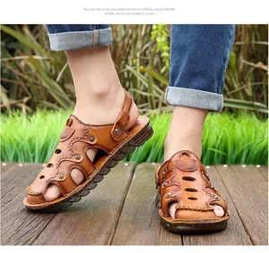 Vue détaillée des sandales en cuir de vachette marron pour hommes avec semelles.