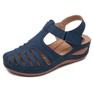 Detailansicht der blauen Damen-Keilsandalen mit Lochmuster und verstellbarem Klettverschluss