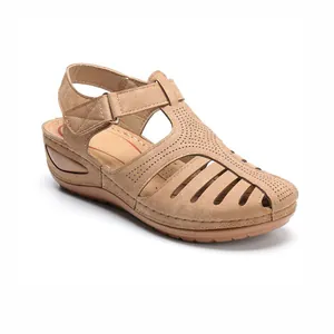 Detailansicht der Damen Keilsandalen in Braun mit Klettverschluss und Lochmuster