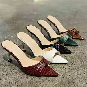 Détail de sandales à talons aiguilles effet peau de serpent en cinq couleurs variées