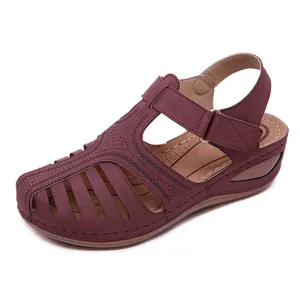 Detaillierte Ansicht weinroter Keilsandalen mit Ausschnitt-Design und Klettverschluss