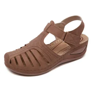 Detaillierte Seitenansicht brauner Keilsandalen für Damen mit Klettverschluss und Cut-outs