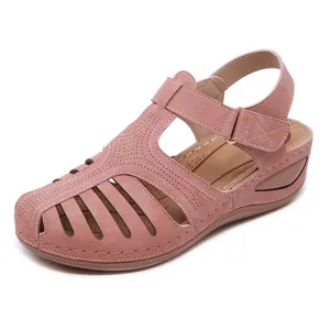 Seitenansicht-Detail der rosa Damen-Keilsandalen mit Ausschnitten und Riemen.