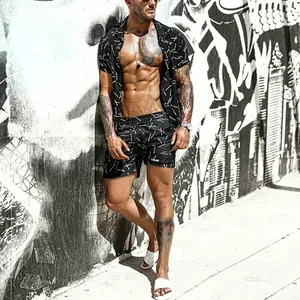 Elegante conjunto playero hawaiano negro para hombre con pantalón corto y camisa de hojas
