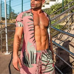 Primer plano de un conjunto hawaiano rosa para hombre con estampado tropical de palmas