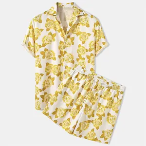 Vista detallada del conjunto playero hawaiano para hombre con estampado de rosas.