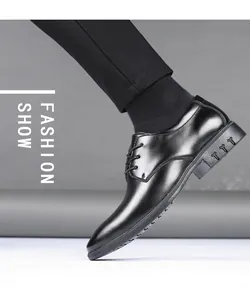 Vista detallada de zapato de vestir de negocios en cuero genuino negro con cordones
