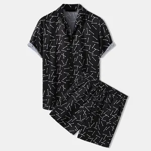 Detalle del conjunto de playa de dos piezas para hombre con estampado de cerillas