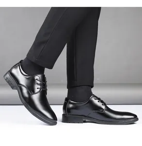 Vista lateral detallada de zapatos de vestir clásicos de cuero negro para hombre con cordones