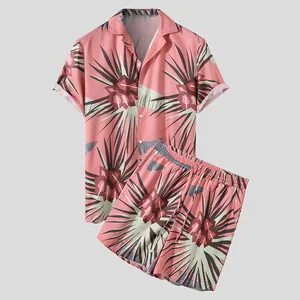 Detalle del conjunto de playa rosa con estampados de hojas y cuello de estilo cubano