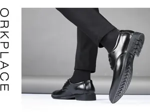Detalle de zapatos Oxford formales de cuero negro para hombre con suela de goma