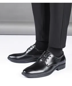 Vista detallada de los zapatos de cuero negro para hombre usados con pantalones de vestir