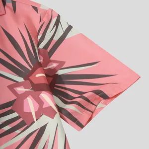 Detalle de manga de camisa hawaiana rosa para hombre con estampado de hojas tropicales