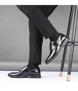 Vista detallada de zapatos de vestir de cuero negro para hombre con estilo formal