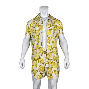 Vista detallada del conjunto playero Hawaii para hombre con estampado de rosas amarillas