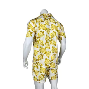 Vista trasera detallada del conjunto playero hawaiano para hombre con rosas amarillas