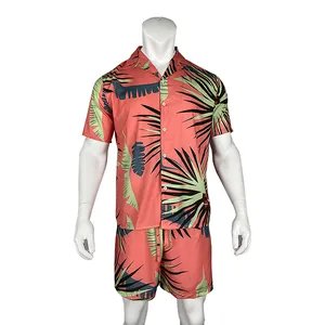 Vista frontal conjunto hawaiano para hombre coral con estampado de hojas en maniquí