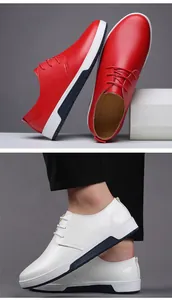 Detailansicht der roten und weißen Business-Casual-Lederschuhe für Herren mit Schnürung