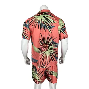 Vista trasera de conjunto hawaiano para hombre con estampado de hojas rosa coral
