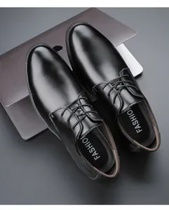 Vista detallada de la textura pulida y el estilo de cordones en zapatos de cuero negro