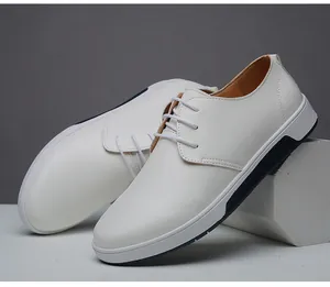 Detaillierte Seitenansicht der weißen Freizeit-Business-Schuhe für Herren aus Leder mit Schnürung
