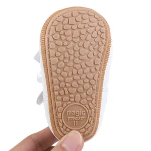 Nahaufnahme der rutschfesten Gummisohle für Baby-Lauflernschuhe mit Kieselsteinmuster